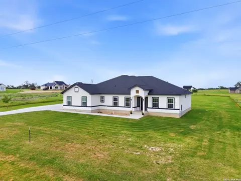 105 Hidden Cv, Floresville, TX 78114