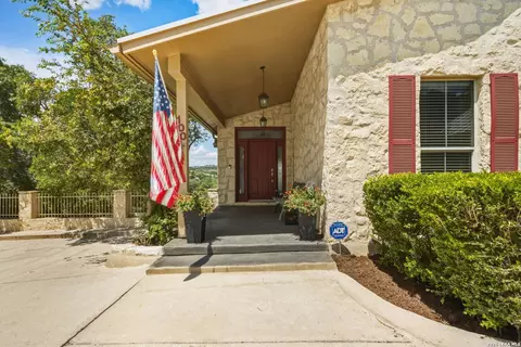 100 Tapatio Dr W, Boerne, TX 78006