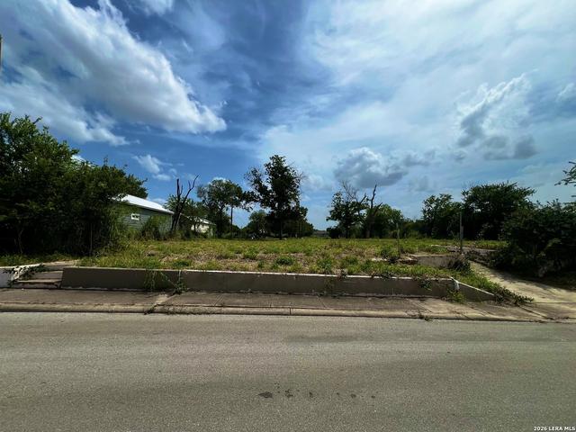 1720 W Salinas, San Antonio, TX 78207