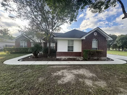 521 Woodlake Dr, Mcqueeney, TX 78123