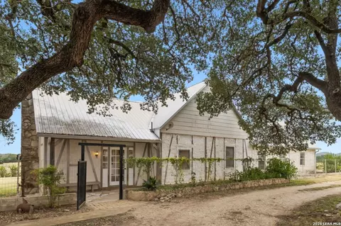 48 Holiday Rd, Comfort, TX 78013