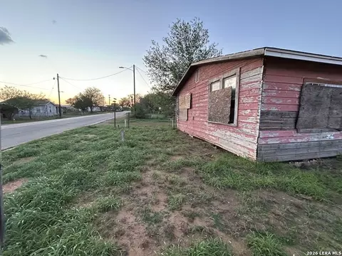 111 SW Lane St, Cotulla, TX 78014 photo 2