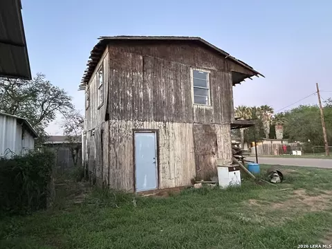 111 SW Lane St, Cotulla, TX 78014 photo 5