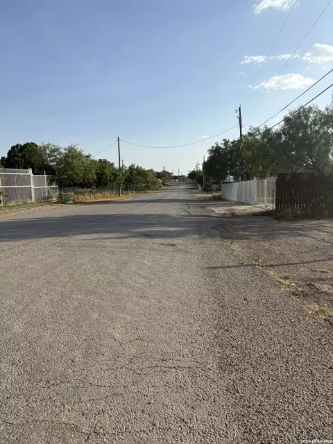 862 Wagon Wheel Rd, Eagle Pass, TX 78852 photo 4