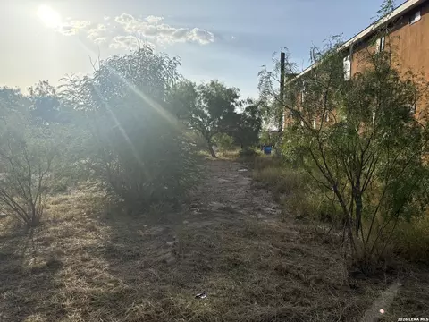 862 Wagon Wheel Rd, Eagle Pass, TX 78852 photo 2