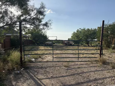 862 Wagon Wheel Rd, Eagle Pass, TX 78852 photo 1
