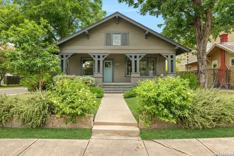 301 Queen Anne Ct, San Antonio, TX 78209