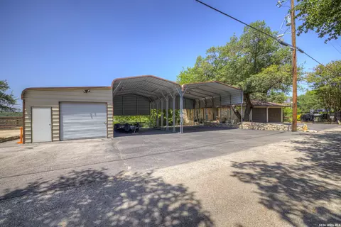 1422 Oakridge Ln, Canyon Lake, TX 78133