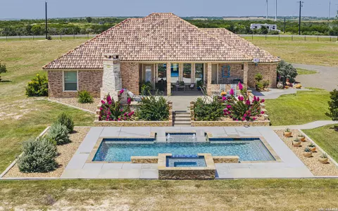 4881 Fm 798, Kenedy, TX 78119