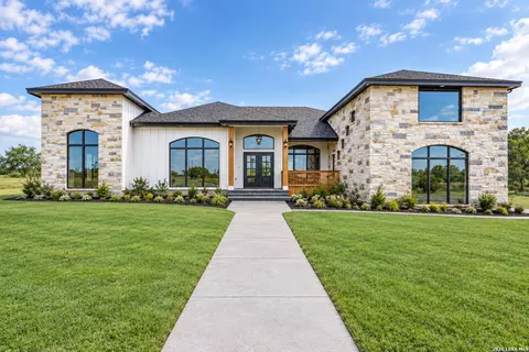 125 Hidden Hls, Floresville, TX 78114
