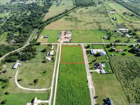 114 County Road 684, Lytle, TX 78052 photo 6
