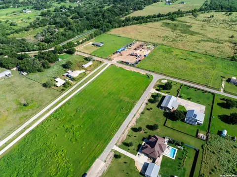 114 County Road 684, Lytle, TX 78052 photo 5
