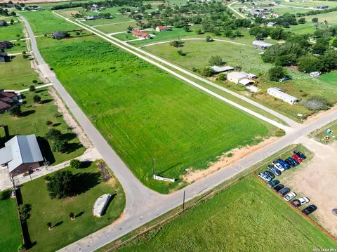 114 County Road 684, Lytle, TX 78052 photo 4