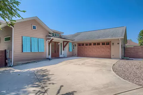 122 Navajo Trl, Seguin, TX 78155