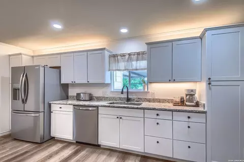 127 Hillcrest Dr, La Vernia, TX 78121