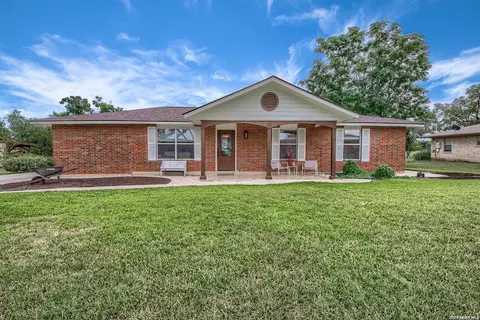 127 Hillcrest Dr, La Vernia, TX 78121