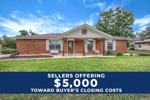 127 Hillcrest Dr, La Vernia, TX 78121