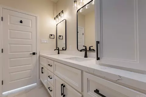 Bath - 3129 Regina Dr, Eagle Pass, TX 78852 photo 3 of 6