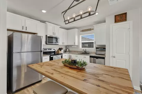 Kitchen - 16005 Dickens Blf, Lytle, TX 78052 photo 2 of 4