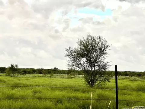 2118 Cr 421, Stockdale, TX 78160