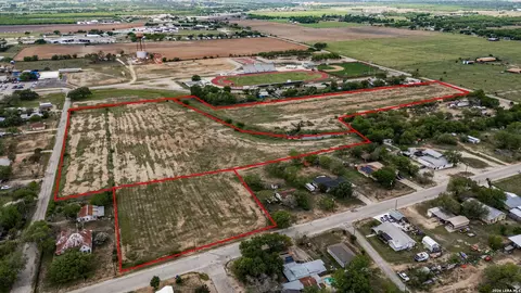 000 Colonial W, Devine, TX 78016 photo 2