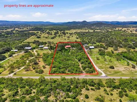 423 Kahn Rd, Rio Frio, TX 78879