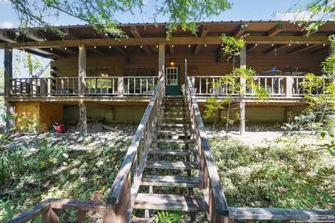 648 Bluffcreek Rd, Leakey, TX 78873