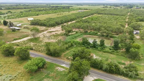 1083 Cr 6610, Devine, TX 78016 photo 6