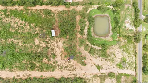 1083 Cr 6610, Devine, TX 78016