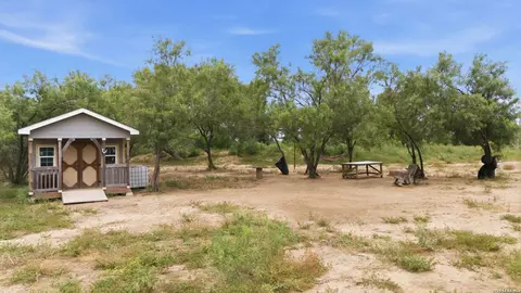 1083 Cr 6610, Devine, TX 78016 photo 3