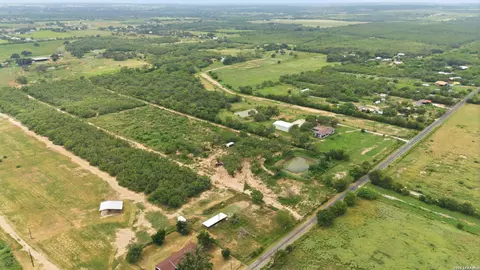 1083 Cr 6610, Devine, TX 78016 photo 5