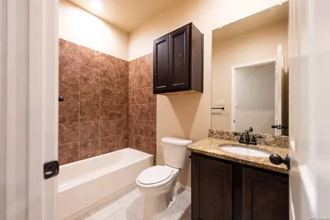 Bath - 436 Jack Rabbit Ln, Buda, TX 78610 photo 2 of 3
