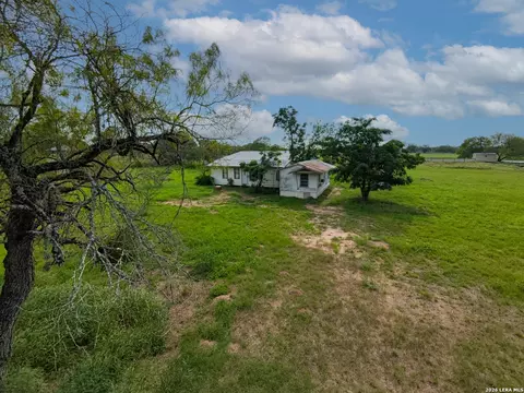 2721 County Road 676, Devine, TX 78016 photo 8