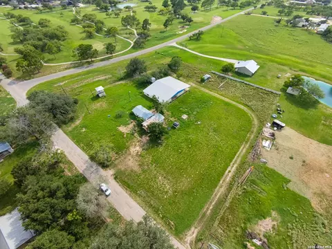 2721 County Road 676, Devine, TX 78016 photo 4
