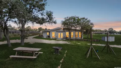661 Hickory Forrest Dr, Seguin, TX 78155