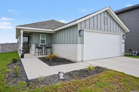 105 Twin Swan Dr, Marion, TX 78124