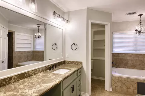 Bath - 921 Maple, Uvalde, TX 78801 photo 2 of 5