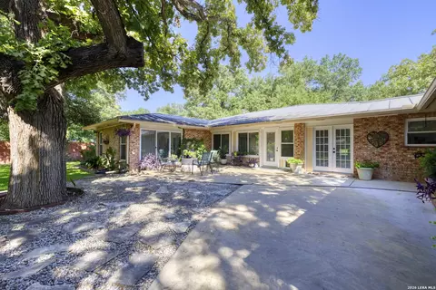Exterior - 921 Maple, Uvalde, TX 78801 photo 5 of 8