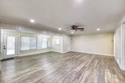 Living - 921 Maple, Uvalde, TX 78801 photo 4 of 6