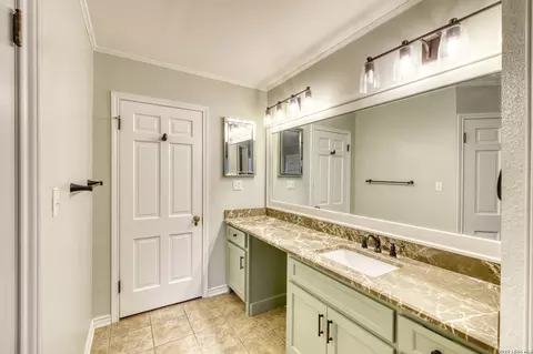 Bath - 921 Maple, Uvalde, TX 78801 photo 5 of 5
