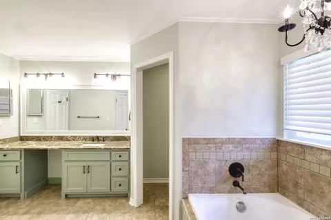 Bath - 921 Maple, Uvalde, TX 78801 photo 1 of 5