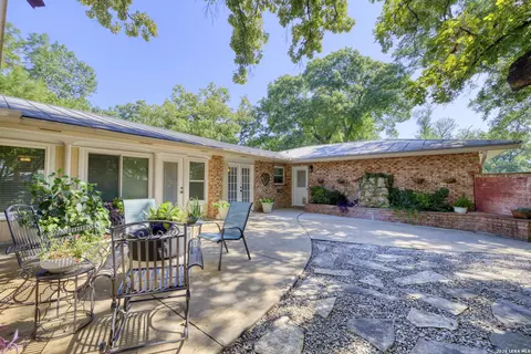 Exterior - 921 Maple, Uvalde, TX 78801 photo 6 of 8