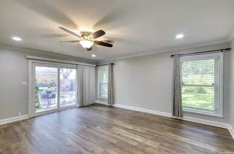 Living - 921 Maple, Uvalde, TX 78801 photo 5 of 6