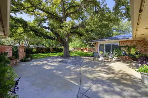 Exterior - 921 Maple, Uvalde, TX 78801 photo 7 of 8