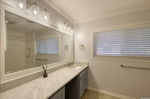Bath - 921 Maple, Uvalde, TX 78801 photo 4 of 5
