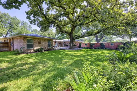 Exterior - 921 Maple, Uvalde, TX 78801 photo 2 of 8