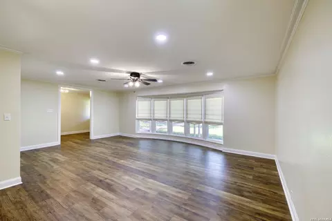 Living - 921 Maple, Uvalde, TX 78801 photo 2 of 6