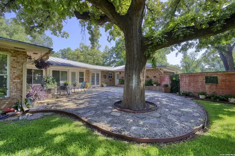 Exterior - 921 Maple, Uvalde, TX 78801 photo 3 of 8