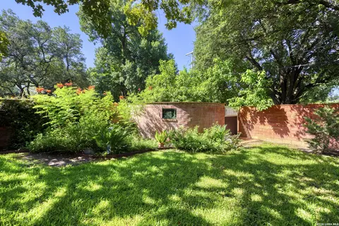 Exterior - 921 Maple, Uvalde, TX 78801 photo 4 of 8