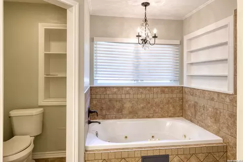 Bath - 921 Maple, Uvalde, TX 78801 photo 3 of 5